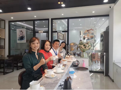3.8妇女节，，，，，，和记为全体女员工送福利